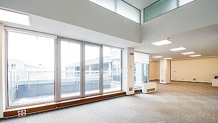 Офис в бизнес сграда