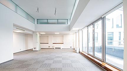 Офис в бизнес сграда