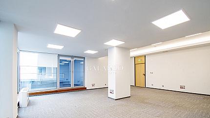 Офис в бизнес сграда