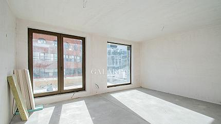 Продава Уникален просторен  4-стаен апартамент