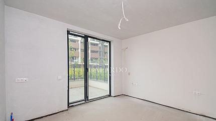 Двустаен апартамент със собствен двор в SouthEnd Residence