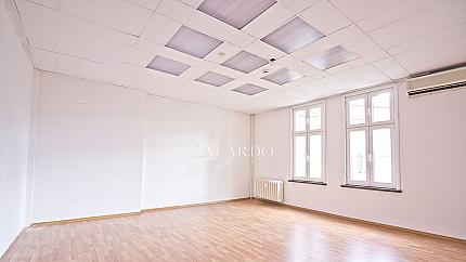 Уникална самостоятелна офис сграда в административния център на София