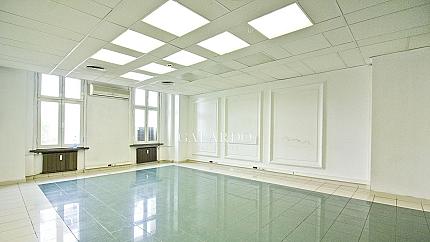 Уникална самостоятелна офис сграда в административния център на София