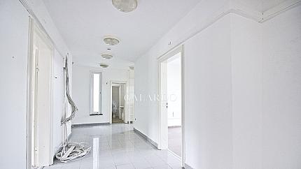 Уникална самостоятелна офис сграда в административния център на София