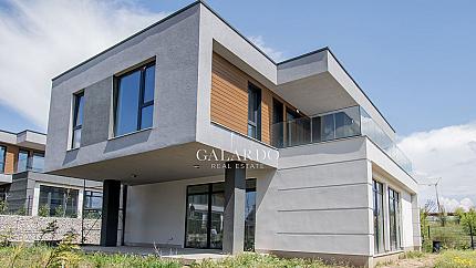 Луксозна еднофамилна къща със собствен двор