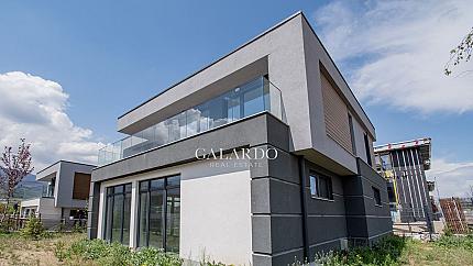 Луксозна еднофамилна къща със собствен двор