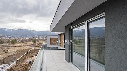 Луксозна еднофамилна къща със собствен двор