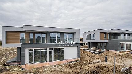 Луксозна еднофамилна къща със собствен двор