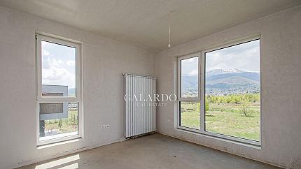 Луксозна еднофамилна къща със собствен двор