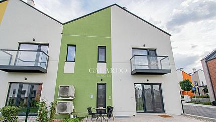 Модерна луксозна къща в затворен комплекс в полите на планина Лозен