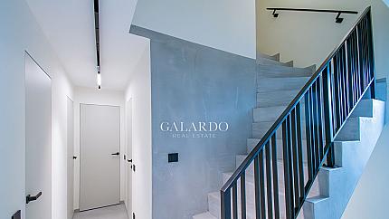 Модерна луксозна къща в затворен комплекс в полите на планина Лозен