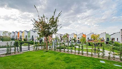 Модерна луксозна къща в затворен комплекс в полите на планина Лозен