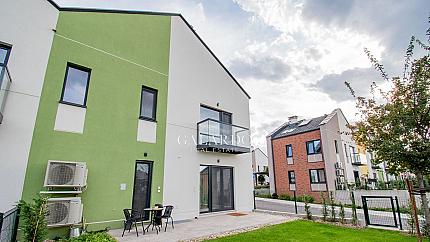 Модерна луксозна къща в затворен комплекс в полите на планина Лозен