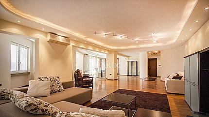 Просторен обзаведен апартамент до метростанция Джеймс Баучер