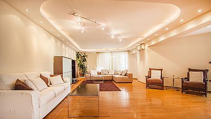 Просторен обзаведен апартамент до метростанция Джеймс Баучер