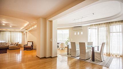 Просторен обзаведен апартамент до метростанция Джеймс Баучер