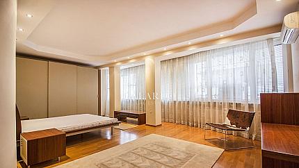 Просторен обзаведен апартамент до метростанция Джеймс Баучер