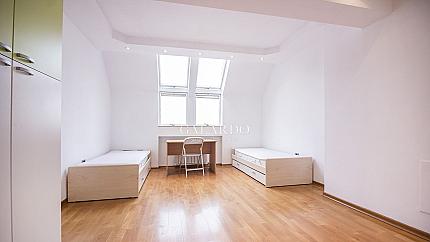 Просторен обзаведен апартамент до метростанция Джеймс Баучер