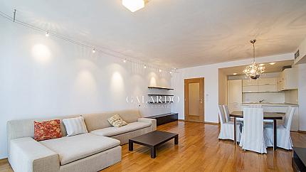 Тристаен апартамент с прекрасни гледки до Докторска градина