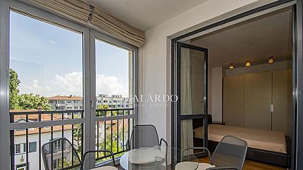 Тристаен апартамент с прекрасни гледки до Докторска градина