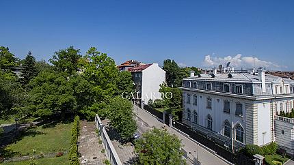 Тристаен апартамент с прекрасни гледки до Докторска градина