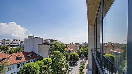 Тристаен апартамент с прекрасни гледки до Докторска градина