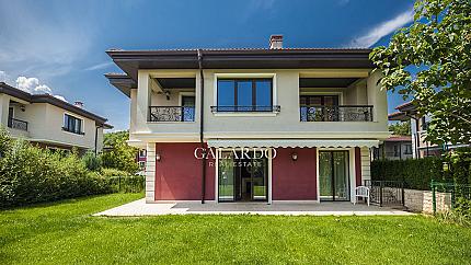 Луксозна къща под наем в затворен комплекс