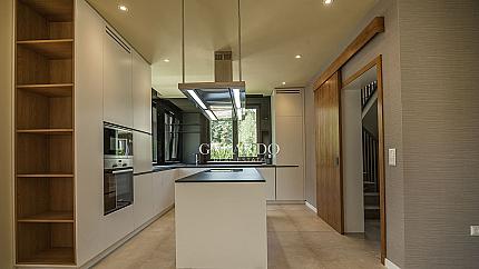 Луксозна къща под наем в затворен комплекс