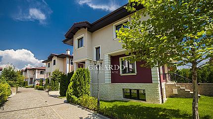 Луксозна къща под наем в затворен комплекс