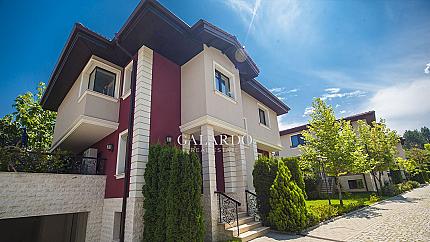 Луксозна къща под наем в затворен комплекс