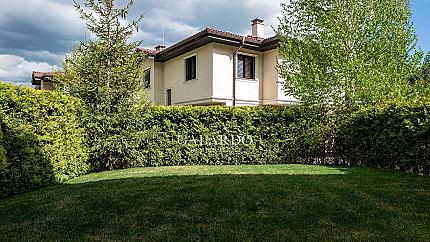 Елегантна и уютна къща в затворен комплекс до Англо-Американското училище