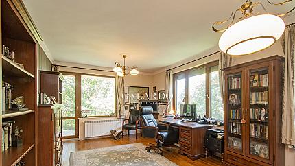 Просторна фамилна къща в престижния квартал Бояна