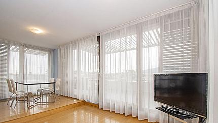 Слънчев апартамент с две спални и гараж в затворен комплекс, кв.Кръстова вада