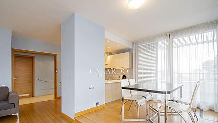 Слънчев апартамент с две спални и гараж в затворен комплекс, кв.Кръстова вада