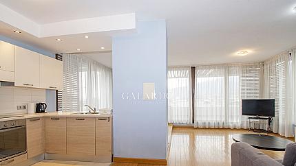 Слънчев апартамент с две спални и гараж в затворен комплекс, кв.Кръстова вада