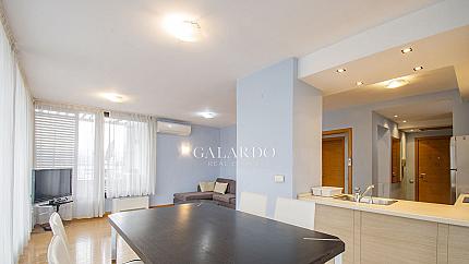 Слънчев апартамент с две спални и гараж в затворен комплекс, кв.Кръстова вада