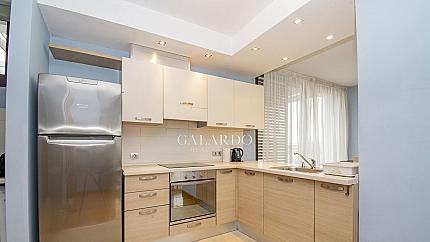 Слънчев апартамент с две спални и гараж в затворен комплекс, кв.Кръстова вада