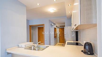 Слънчев апартамент с две спални и гараж в затворен комплекс, кв.Кръстова вада