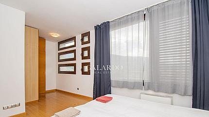 Слънчев апартамент с две спални и гараж в затворен комплекс, кв.Кръстова вада