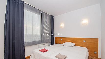 Слънчев апартамент с две спални и гараж в затворен комплекс, кв.Кръстова вада