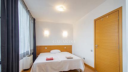 Слънчев апартамент с две спални и гараж в затворен комплекс, кв.Кръстова вада