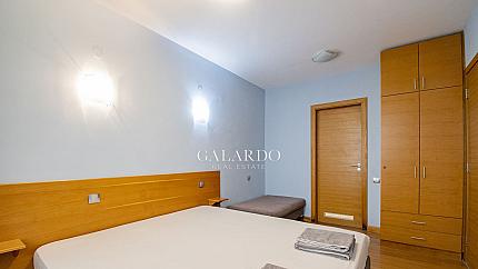 Слънчев апартамент с две спални и гараж в затворен комплекс, кв.Кръстова вада