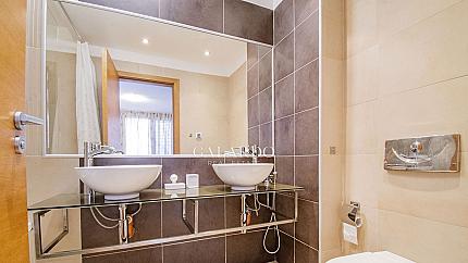 Слънчев апартамент с две спални и гараж в затворен комплекс, кв.Кръстова вада