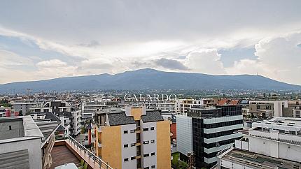 Слънчев апартамент с две спални и гараж в затворен комплекс, кв.Кръстова вада
