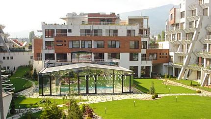 Слънчев апартамент с две спални и гараж в затворен комплекс, кв.Кръстова вада