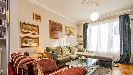 Artistic 2-bedroom apartment in Top Center