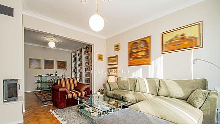 Artistic 2-bedroom apartment in Top Center