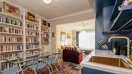 Artistic 2-bedroom apartment in Top Center