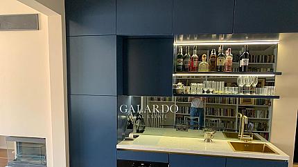 Artistic 2-bedroom apartment in Top Center