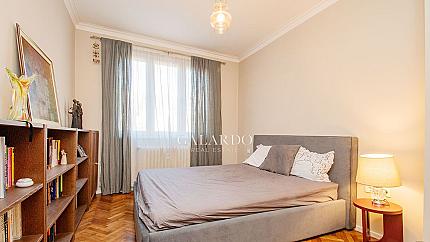 Artistic 2-bedroom apartment in Top Center